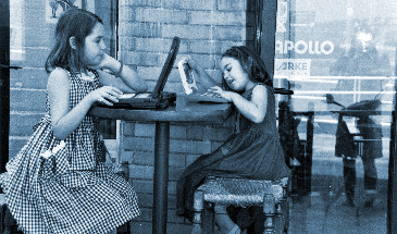 Zwei M&auml;dchen vor ihren Rechnern