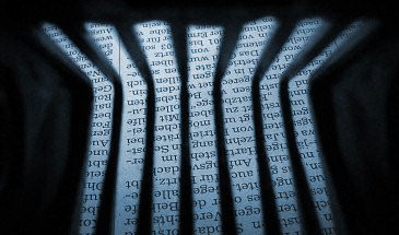 Schattenspiel mit Text: Buchstaben in einer Zeitung