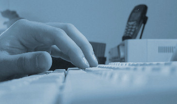 Hand auf einer Computertastatur