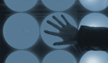 Ausgestreckte Hand vor Grafik